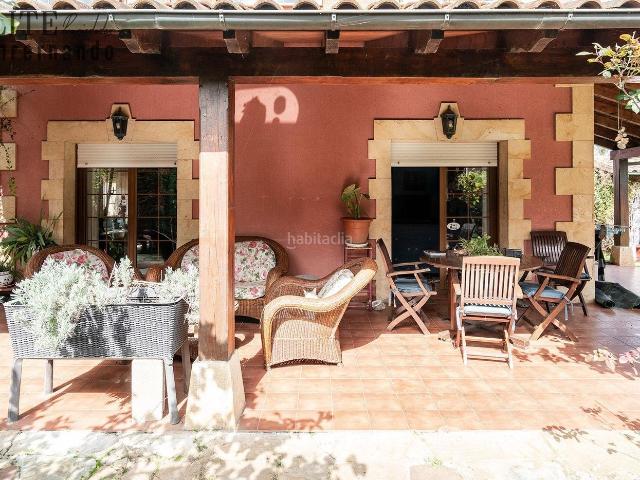 Chalet en venta en Torrelavega, Tanos. Una forma de vivir con espacio y calma Chalet con jardín y piscina en Tanos. Chalets.