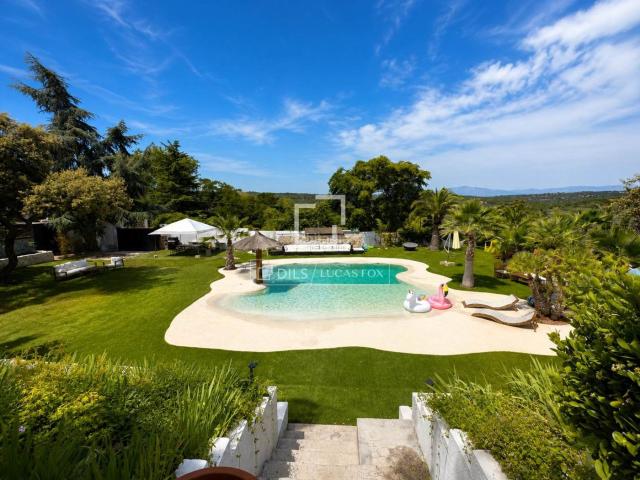 Chalet en venta en Torrelodones, El Gasco. Casa villa de 5 dormitorios en venta en Torrelodones, Madrid. Chalets.