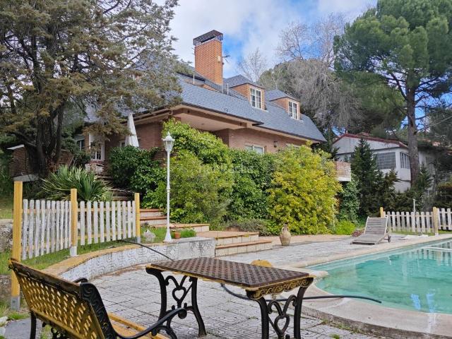 Chalet en venta en Torrelodones, Los Robles. Chalet con gran parcela y distribución ideal para familias en Los Robles, Torrelodones, Madrid. Chalets.