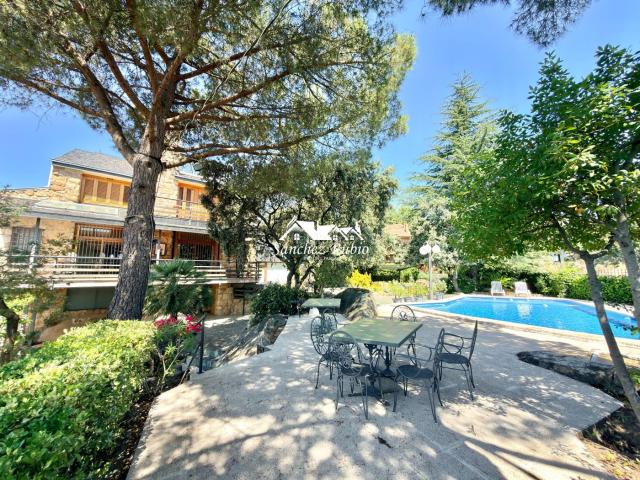 Chalet en venta en Torrelodones, Los Robles. Chalet de piedra en Los Robles de Torrelodones. Chalets.
