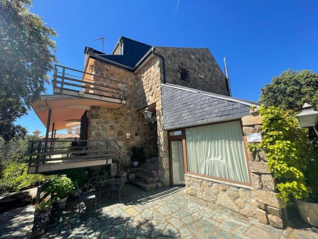 Chalet en venta en Torrelodones, Los Robles. independiente con piscina y vistas. Chalets.