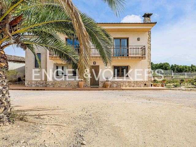 Chalet en venta en Torrelles de Foix, de 1.000 m² 9 habitaciones por 725.000