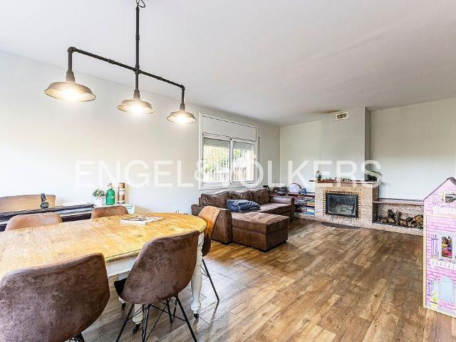 Chalet en venta en Torrelles de Llobregat, de 258 m² 4 habitaciones por 415.000