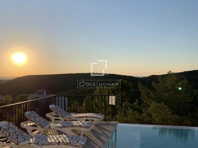 Chalet en venta en Torremocha de Jarama. Villa renovada sobre una gran parcela con piscina en venta en la Sierra de Madrid. Chalets Torremocha de.