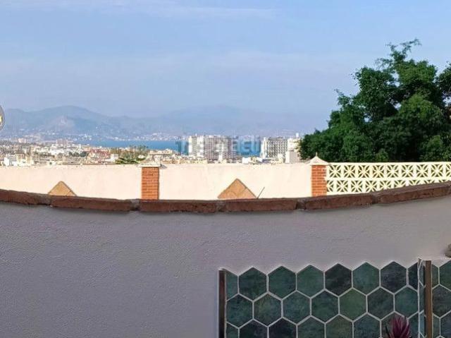 Chalet en venta en Torremolinos, Manantiales Estación de Autobuses. Casa con impresionantes vistas al océano, terraza chill out y patio privado en El Bajondillo, Torremolinos. Chalets.