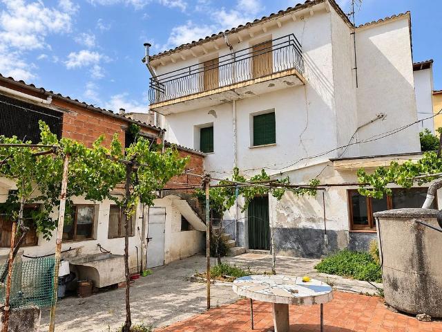 Chalet en venta en Tortellà, de 305 m² 8 habitaciones por 450.000