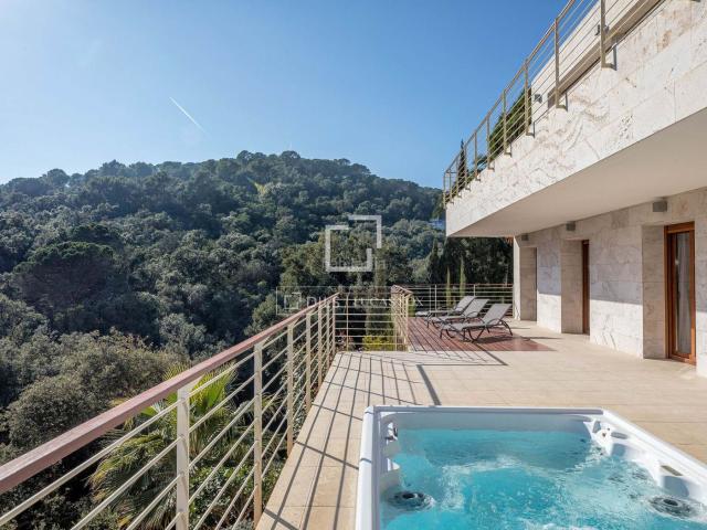 Chalet en venta en Tossa de Mar, Santa Maria de Llorell Costa Brava. Estupenda villa con vistas al mar en excelentes condiciones, en venta en Tossa de Mar. Chalets Tossa de.