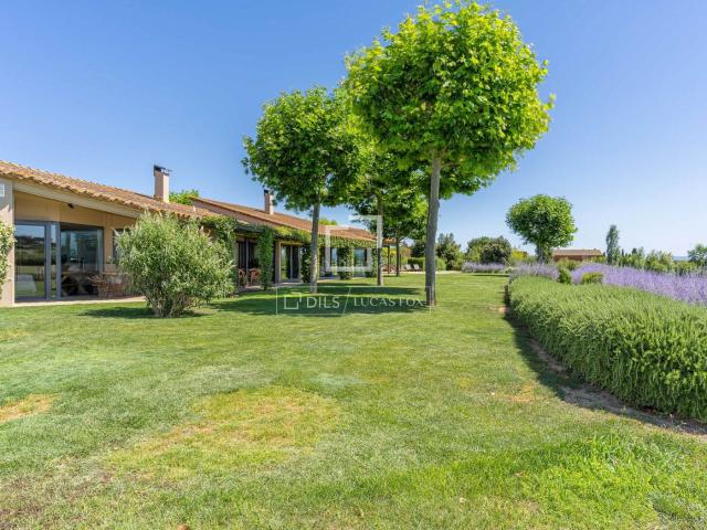 Chalet en venta en Tallada d´Empordà La. Villa de una sola planta con vistas al campo en venta en Baix Empordà, Girona. Chalets Tallada d´Empordà.