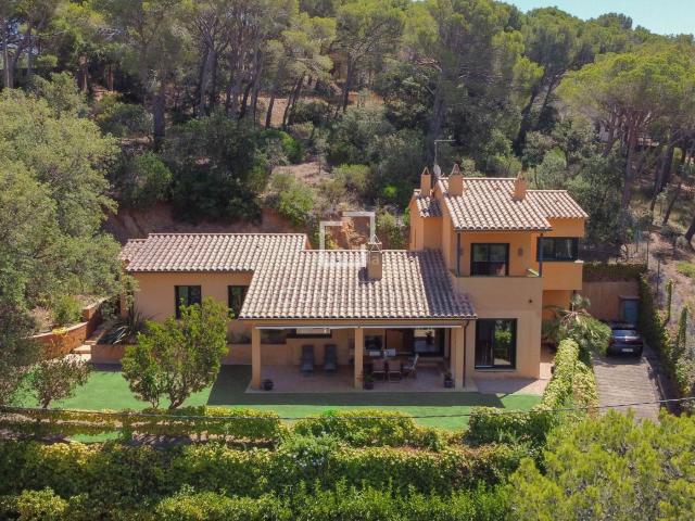 Chalet en venta en Tamariu Costa Brava. Encantadora villa independiente de 4 dormitorios, situada a 8 minutos de la playa en Tamariu. Chalets.