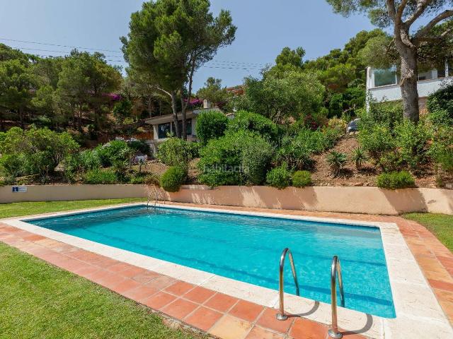 Chalet en venta en Tamariu Costa Brava. Exclusiva vivienda con vistas panorámicas al mar en entorno residencial privilegiado en Tamariu. Chalets.