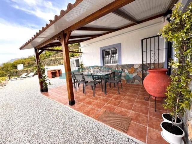 Chalet en venta en Tárbena. Encantadora casa en Tàrbena con terrazas y entorno natural. Chalets.