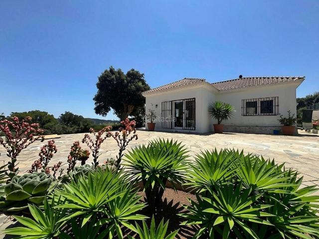 Chalet en venta en Tarifa, El Cuartón El Bujeo. Más de 2.300 m2 de parcela para disfrutar del auténtico estilo de vida de Tarifa. Chalets.