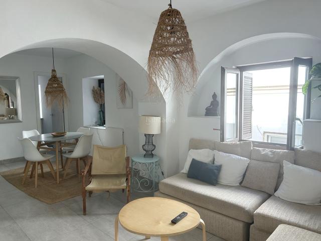 Chalet en venta en Tarifa, Tarifa Ciudad. Apartamento de 2 hab. en edificio histórico con azotea comunitaria en Tarifa. Chalets.