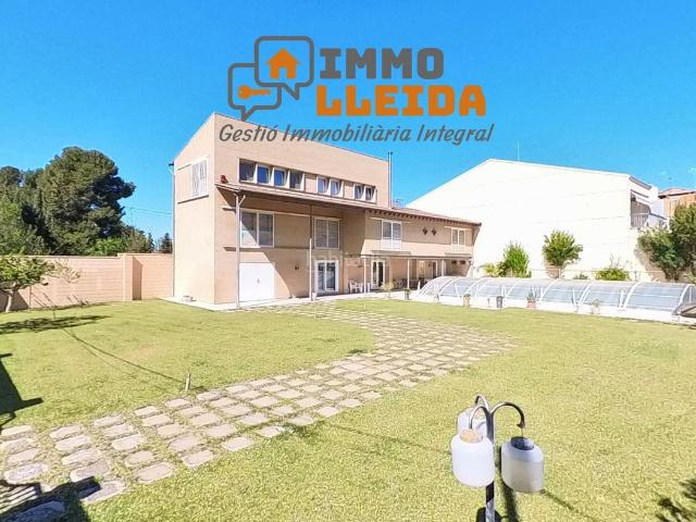 Chalet en venta en Tàrrega. Fabuloso chalet de estilo moderno en Tárrega. Chalets.