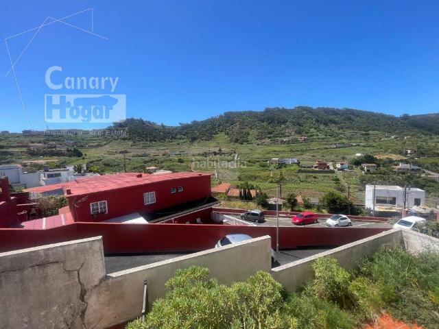 Chalet en venta en Tegueste. Exclusiva vivienda unifamiliar en Tegueste con amplias terrazas, sótano y azotea a para reformar. Chalets.