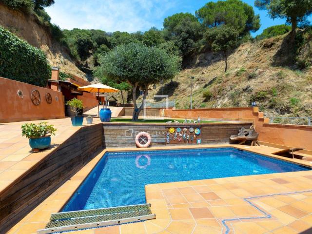 Chalet en venta en Teià. Una casa en plena naturaleza y con vistas al mar en venta en Teià, Barcelona. Chalets.