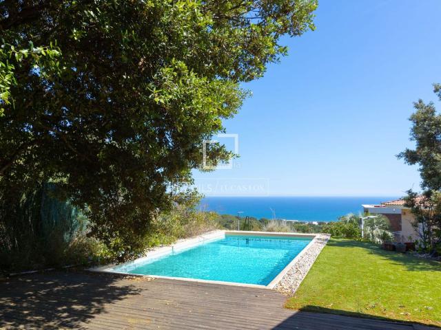 Chalet en venta en Teià. Villa familiar con impresionantes vistas ubicada en una zona con servicio de viglancia privada en venta en Teià, Barcelona. Chalets.