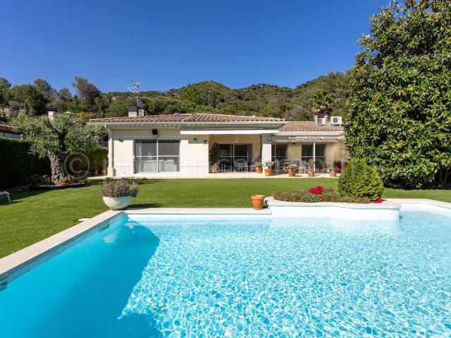 Chalet en venta en Teià. Espectacular casa con piscina privada y máxima privacidad en el centro de Teià. Chalets.