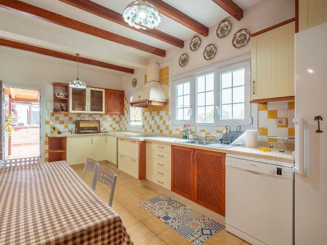 Chalet en venta en Telde, La Garita Marpequeña. Viva la vida junto al mar Espaciosa vivienda familiar en La Garita a solo 150 metros de la playa con terreno urbano anejo. Chalets.