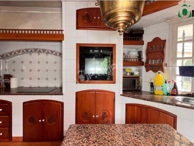 Chalet en venta en Teo. Chalé independiente con piscina, finca privada y espacio profesional. Chalets.