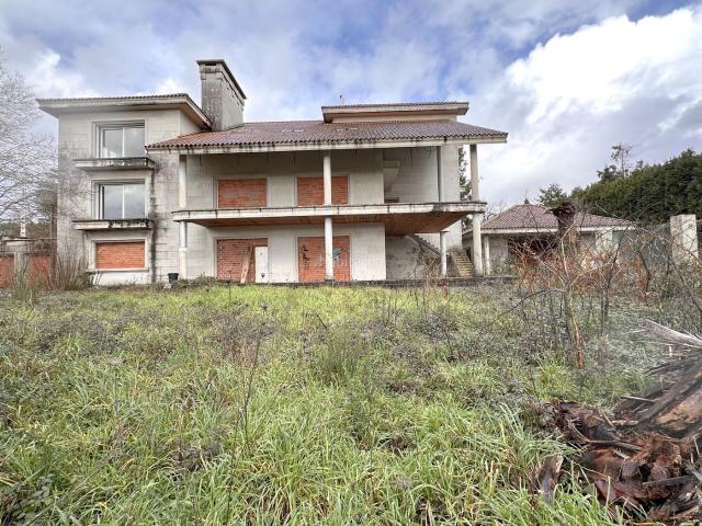 Chalet en venta en Teo. Información adicional y condiciones disponibles exclusivamente bajo solicitud. Negociación reservada. Chalets.