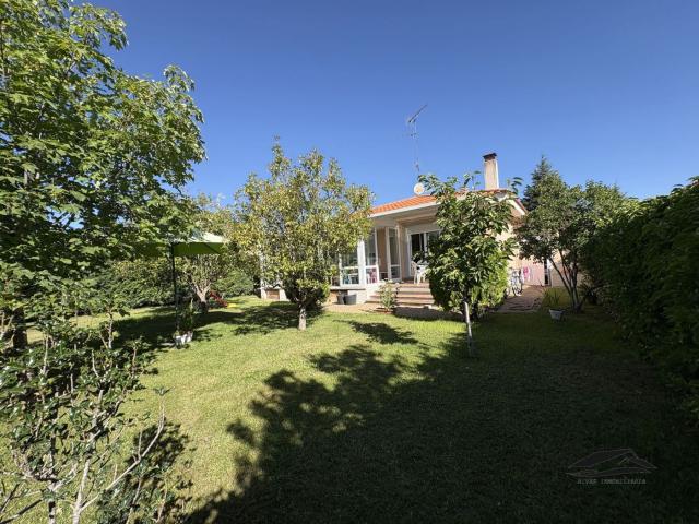 Chalet en venta en Terradillos. Chalet Individual en venta en Urbanización Los Cisnes, 3 dormitorios. Chalets.