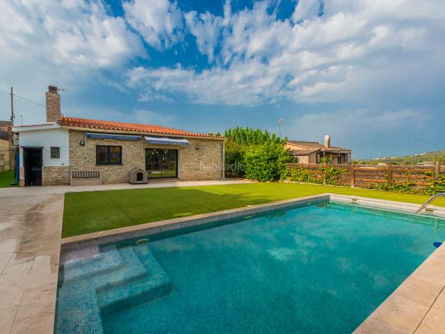 Chalet en venta en Terrassa, Can Gonteres. Casa unifamiliar reformada amb piscina i espectaculars vistes a la muntanya a Can Gonteres. Chalets.