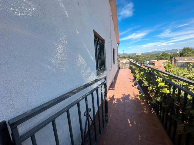 Chalet en venta en Terrassa, Can Parellada. Chalet independiente, para DOS FAMILIAS. Chalets.