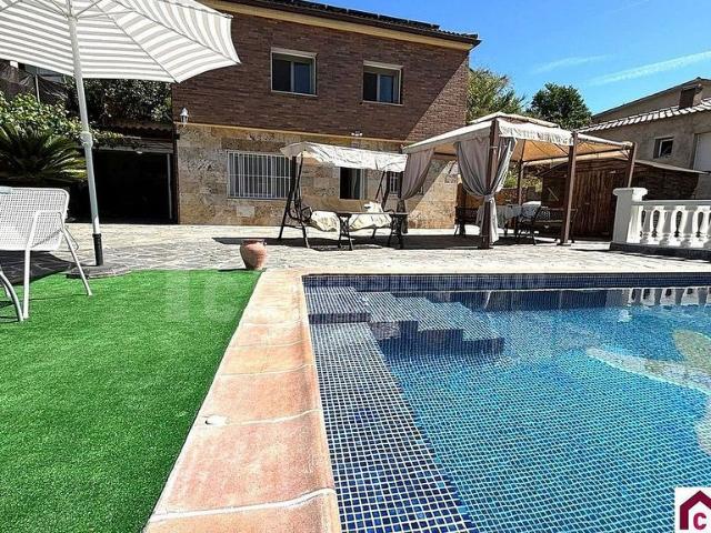 Chalet en venta en Terrassa, de 141 m² 5 habitaciones por 450.000