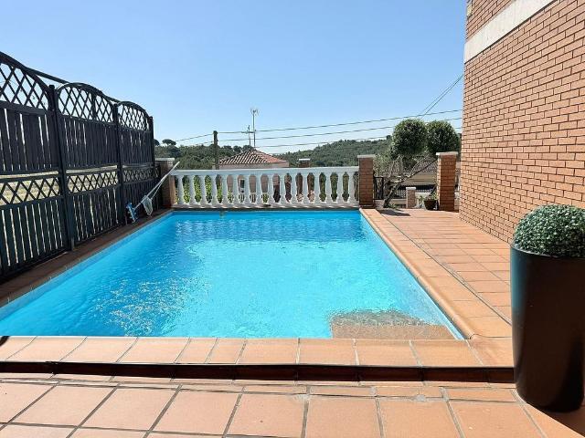 Chalet en venta en Terrassa, de 181 m² 5 habitaciones por 650.000