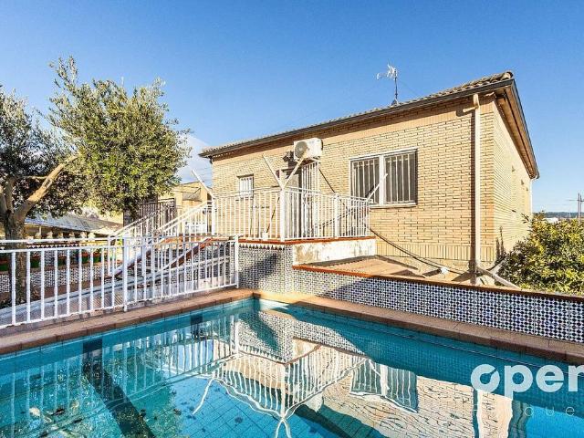 Chalet en venta en Terrassa, de 239 m² 4 habitaciones por 479.000
