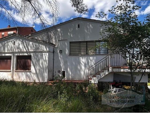Chalet en venta en Terrassa, de 240 m² 4 habitaciones por 399.500