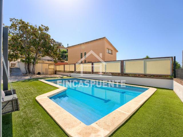 Chalet en venta en Tiana. Espectacular casa a cuatro vientos con piscina, porche y gran parcela llana en Tiana. Chalets.