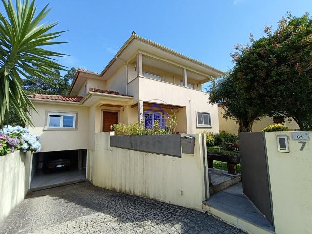 Chalet en venta en Tui. Chalets.