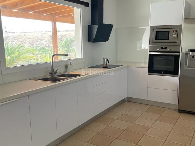 Chalet en venta en Tuineje, Gran Tarajal. Casa unifamiliar rústica en Tuineje: 160 m² interiores y 3.200 m² de privacidad total. Chalets.