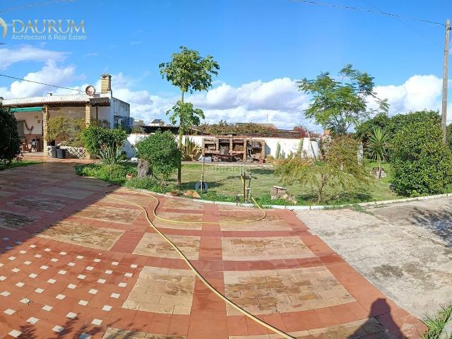 Chalet en venta en Umbrete. ESPECTACULAR FINCA CON CHALET, PISCINA, OLIVAR Y 9.200 m DE PARCELA EN UMBRETE. Chalets.