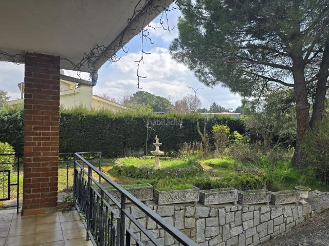 Chalet en venta en Uceda. CHALET INDEPENDIENTE CON PISCINA URB. CARAQUIZ. Chalets.