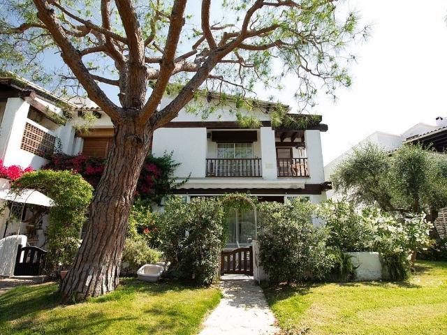 Chalet en venta en urbanización Alorda Park, Calafell, de 401 m² 5 habitaciones por 498.800