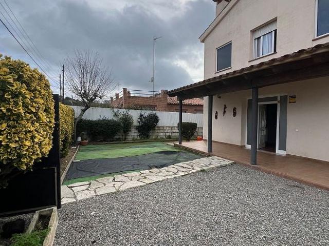 Chalet en venta en urbanización Urbanización Aiguaviva Park, Vidreres, de 219 m² 4 habitaciones por 299.000