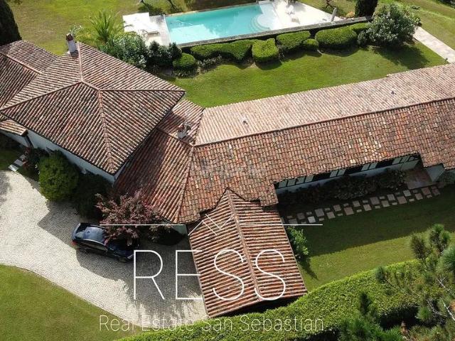 Chalet en venta en Urrugne. Chalet en venta en Urrugne de 6 habitaciones con terraza y piscina. Chalets.