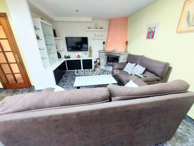 Chalet en venta en Vacarisses. CHALET BIFAMILIAR REFORMADO EN CAN SERRA DE VACARISSES. Chalets.