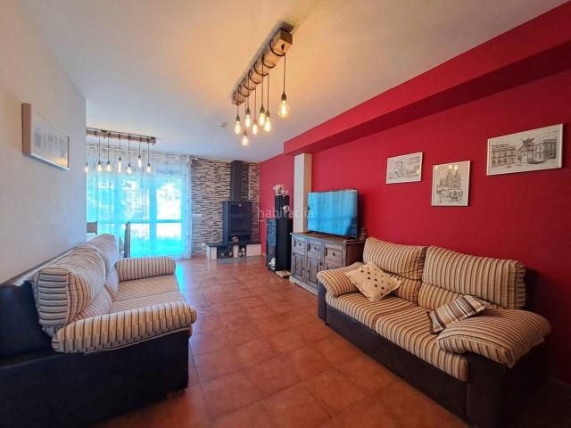 Chalet en venta en Valdorros. ESTUPENDO CHALET COMO NUEVO CON JARDIN, TERRAZA, GARAJE Y ATICO A UN PASO DE BURGOS. Chalets.