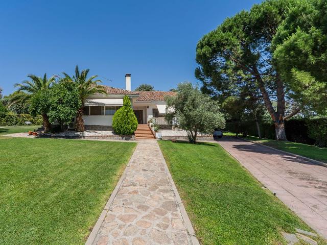 Chalet en venta en Valdelagua. VILLA EN UN SOLA PLANTA EN LA URBANIZACIÓN PRIVADA VALDELAGUA. Chalets.