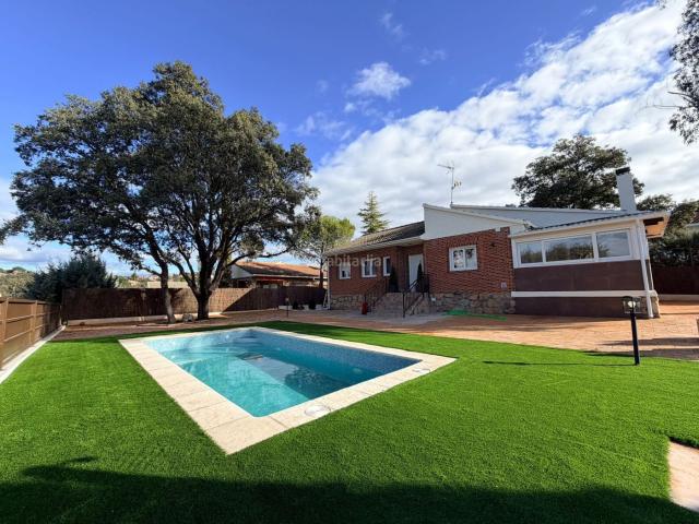 Chalet en venta en Valdemorillo, Cerro Alarcón. Bonito chalet recién reformado con piscina. Chalets.