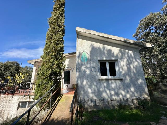 Chalet en venta en Valdemorillo, Cerro Alarcón. HALET INDEPENDIENTE EN UNA PLANTA, CON PARCELA NATURAL DISEÑADA Y MÁXIMA PRIVACIDAD. Chalets.
