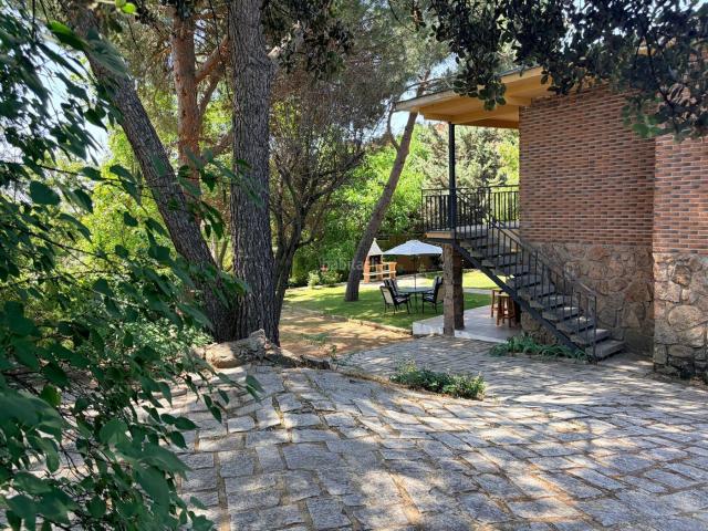 Chalet en venta en Valdemorillo, Pino Alto Navarredonda. BONITO CHALET CON PISCINA Y PRECIOSO JARDIN. Chalets.