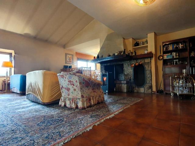 Chalet en venta en Valdemorillo, Pino Alto Navarredonda. Puentelasierra, gran chalet de esquina. Chalets.