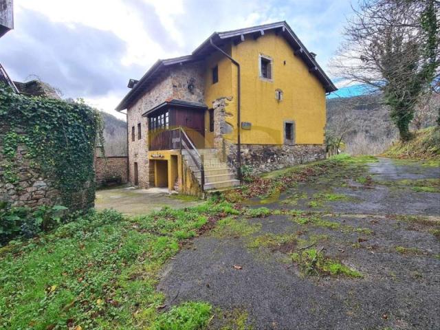 Chalet en venta en Valdés. Exclusiva Singular propiedad a un paso del litoral occidental asturiano. Chalets.