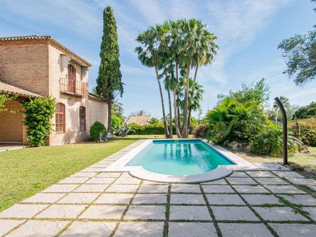 Chalet en venta en Valencina de la Concepción. Exclusivo chalet en Urbanización de lujo, Hijuela de la Gitana!. Chalets Valencina de la.