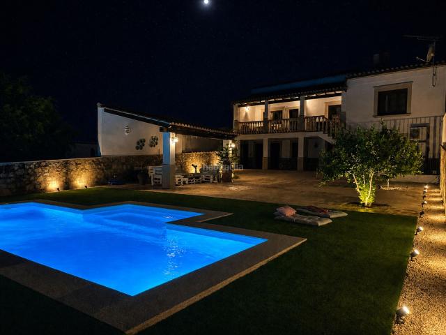 Chalet en venta en Valencia de Alcántara. Chalet independiente de carácter señorial con piscina, vistas y eficiencia energética C en Valencia de Alcántara. Chalets Valencia de.